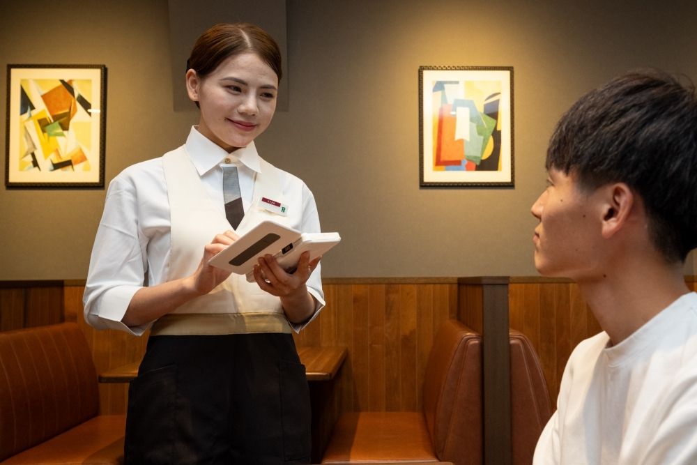 Chúng tôi đang tìm kiếm những người có thể nói tiếng Nhật! Lương cao theo giờ 1,350 yên ☆ Nhà hàng (Ginza)